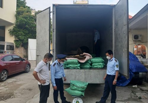 Lạng Sơn: Tiêu hủy 2,5 tấn chân gà rút xương đã bốc mùi hôi thối